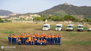 Les secouristes bénévoles se rassemblent pour une photo avec la Ville de Collioure et les véhicules de secours en fond