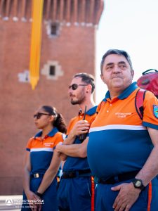 Les secouristes bénévoles sont au pied du Castillet et veillent